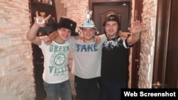 Евгений Таран (в центре) и его друзья.