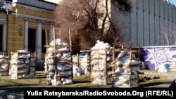 Укриті мішками з піском памʼятки історії – камʼяні баби, Дніпро, 30 березня 2022 року