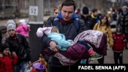 Civili din Kramatorsk/Donbas în gară. Din cauza masacrelor din Bucea și a perspectivei ca Rusia să păstreze controlul în regiune mii și mii de oameni încearcă să fugă spre vest. Potrivit ONU, numărul refugiaților a depășit 4,2 milioane, 9% din populația țării în șase săptămâni. 