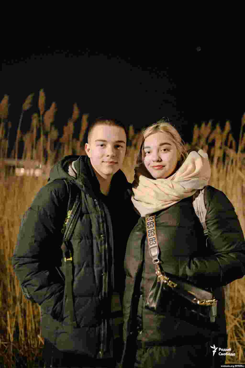 Anya és Jarik Cserkasziból: &bdquo;Testvérek vagyunk. Több mint egy napot töltöttünk úton. Aztán hat órát álltunk sorba a határon. Már így is elég hideg van&rdquo;