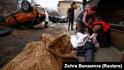 Serhiy Lahovskiy mourns over the body of his friend, Ihor Lytvynenko, who local residents say was killed by Russian soldiers, in Bucha on April 5.