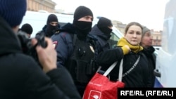 Задержанных на антивоенной акции в Петербурге сажают в автозак