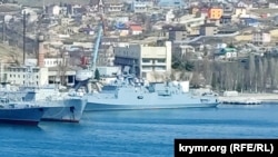 Російський фрегат, схожий на «Адмірал Ессен», у Севастополі, 4 квітня 2022 року