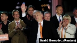 În discursul victoriei din seara de 3 aprilie 2022, Viktor Orban a spus numărat printre inamicii său și pe președintele ucrainean, Volodimir Zelenski. Acesta îi transmisese pe 24 martie că este timpul să se decidă dacă este de partea Ucrainei, sau a Rusiei, și să aplice sancțiunile contra Moscovei.