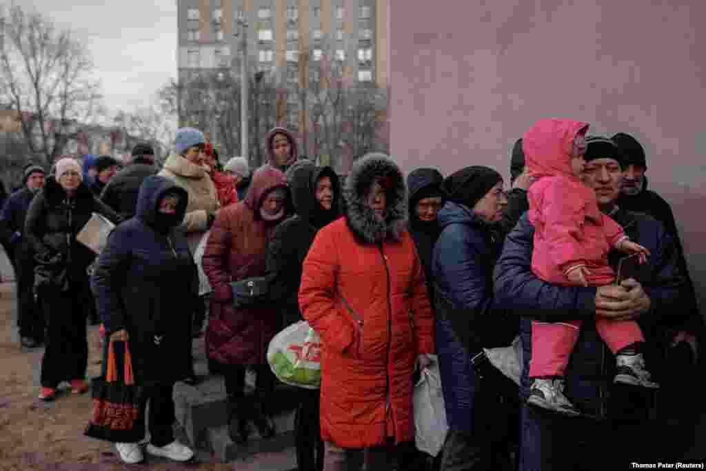 Sor a humanitáriussegély-osztó ponton Harkivban március 28-án