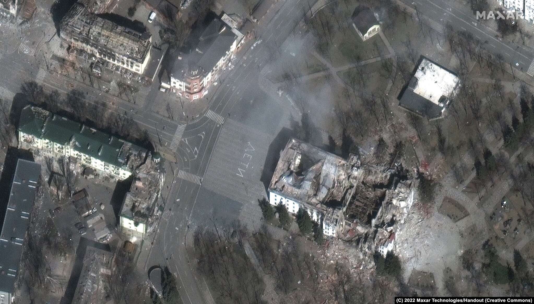 馬立波市內的歌劇院被炸， 實際傷亡數字未知，當地政府估計有超過300人死亡。 歌劇院門外仍可看到用俄文寫上的兒童字句。