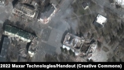 Зруйнований Маріупольський драмтеатр із написом «діти», який досі видно, 29 березня 2022 року. Satellite image ©2022 Maxar Technologies