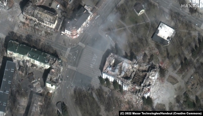 Супутниковий знімок драмтеатр у Маріуполі після бомбардування, 29 березня 2022 року