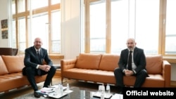 Глава Европейского совета Шарль Мишель (слева) и премьер-министр Армении Никол Пашинян