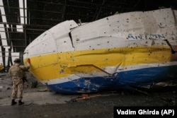 Український військовий біля знищеного корпусу найбільшого літака світу АН-225 в Гостомелі