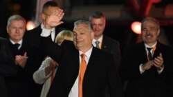 Orbán Viktor miniszterelnök és a fideszesek a színpadon ünneplik választási győzelmüket a budapesti Duna-parti Bálna épületében 2022. április 3-án