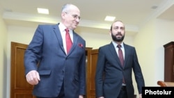 Armenia - Armenian Foreign Minister Ararat Mirzoyan (right) meets with his Polish counterpart Zbigniew Rau, Yerevan, April 1, 2022.