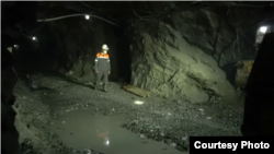 Работник золотодобывающей шахты под землёй. Фото сделали, когда шахты в Бестобе ещё работали