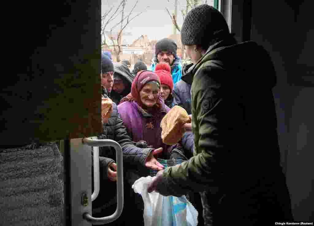 Helyieknek osztanak kenyeret humanitárius segélyszervezetek Mariupolban április 4-én