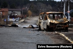 Тела убитых мирных жителей на улице Бучи. Фото: Reuters