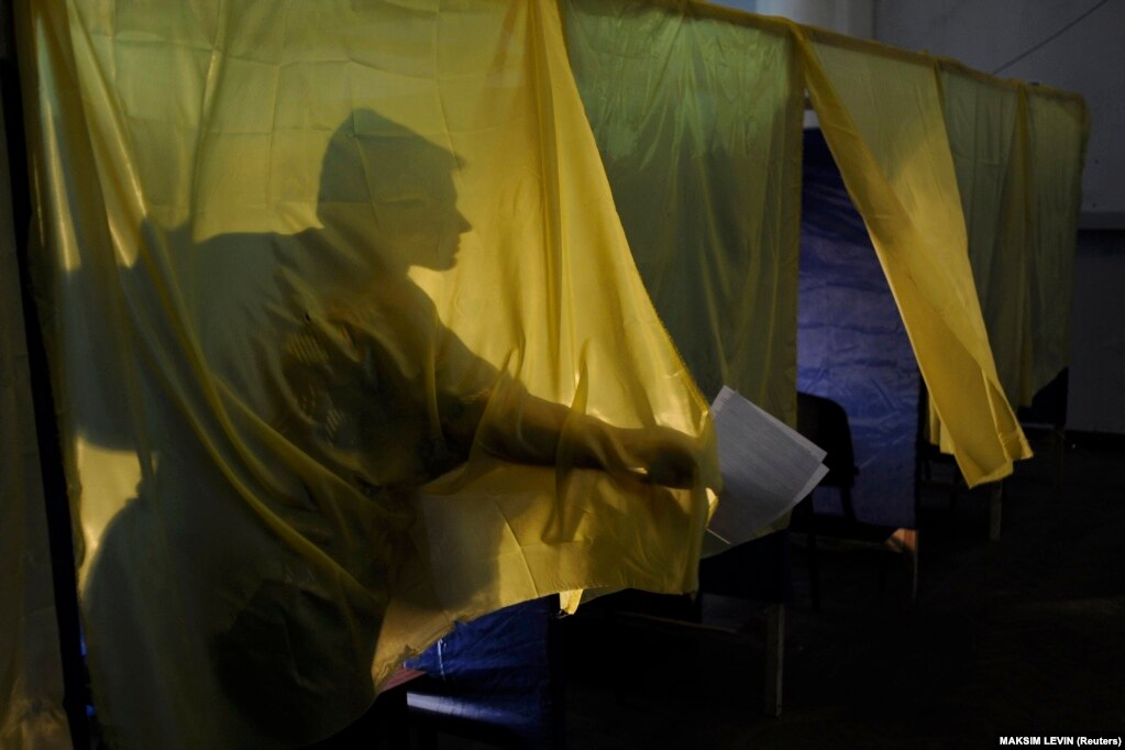 Një burrë duke votuar në zgjedhjet presidenciale, në një qendër votimi në fshatin Dobropillja, në rajonin ukrainas të Donjeckut, më 25 maj 2014.
