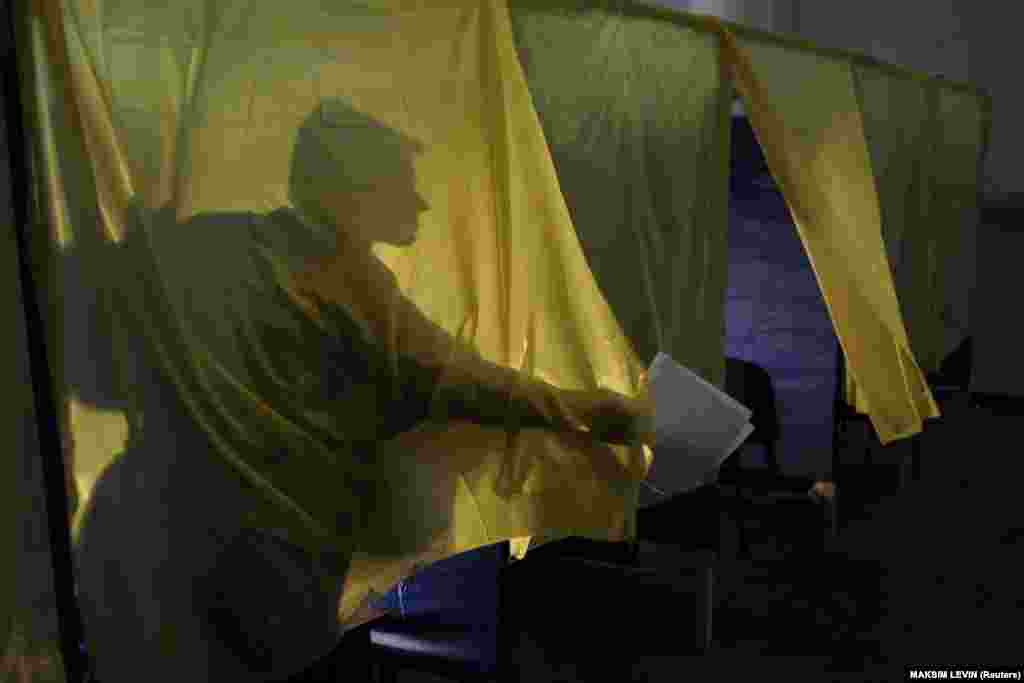 Чоловік у кабінці для голосування у день президентських виборів. Виборча дільниця у селі Добропілля Донецької області, 25 травня 2014 року