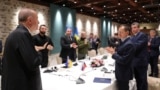 Türkiyə prezidenti Rəcəb Tayyib Ərdoğan İstanbulda rusiyalı və ukraynalı danışıqçıları salamlayır. 2022