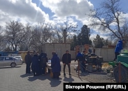 U blizini jedne od lokalnih crkava u Berđansku postavljen je punkt za humanitarnu pomoć za interno raseljena lica iz Mariupolja.