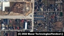 Една от пресечките, които се виждат, е ул. "Яблонска", на която в по-близък план, показан на следващите снимки, се виждат тъмни обекти, наподобяващи човешки тела. Те остават на същите места до началото на април. Буча, 19 март, 2022 г. (C)Maxar Technologies