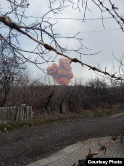Еще один ракурс на облако после взрыва. Фото разместил на своей странице руководитель Луганской ВЦА Сергей Гайдай