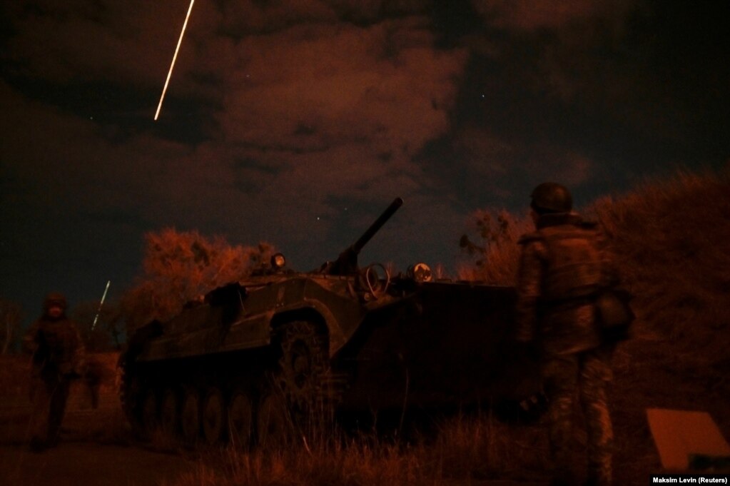 Ushtarët ukrainas duke zënë pozicione në bazën ushtarake ajrore në Vasilkiv, në rajonin e Kievit, më 27 shkurt 2022, disa ditë pasi Rusia nisi pushtimin e Ukrainës.