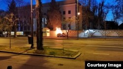 După stingerea incendiului, cadavrul din mașina care a intrat în poarta Ambasadei Rusiei de la București a fost transportat la institutul medico legal pentru identificare.