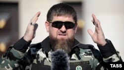 Рамзан Кадыров во время смотра сил местных военных подразделений и спецтехники на территории своей резиденции. Грозный, 29 марта 2022 г.