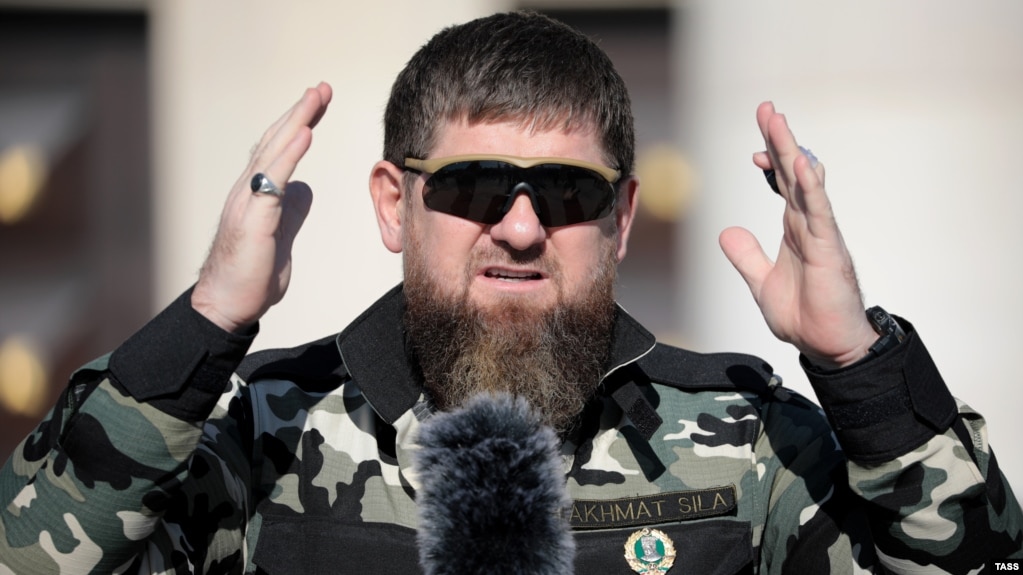 Рамзан Кадиров управлява чеченския боен отряд "Ахмат", който подписа договор с руската армия и се бие в Украйна 