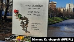 Tabla sa imenima Suade Dilberović i Olge Sučić, koje su ubijene snajperskim hicima na mostu, koji danas nosi njihova imena (Sarajevo, 5. aprila 2022)