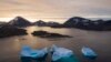 Velike sante leda plutaju dok sunce izlazi u blizini Kulusuka, Grenland, 16. augusta 2019.