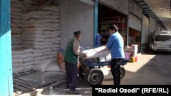 TAJIKISTAN -- Dushanbe market before Ramadan