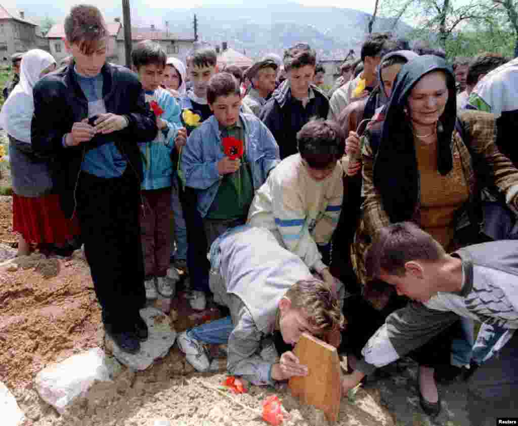 U opkoljenom Sarajevu (1992.-1995.) je ubijeno oko 1.600 djece.&nbsp;Svako deseto dijete u Sarajevu ubijeno je snajperskim metkom.