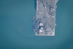 Полузатопленный БДК "Саратов" в порту Бердянска, 30 марта 2022 года