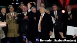 Viktor Orban, premijer Mađarske, pozdravlja svoje pristalice iz partije Fides na skupu u Budimepešti pred proglašenje izborne pobede koju su ostvarili na izborima održanim u nedelju, 3. aprila 2022.