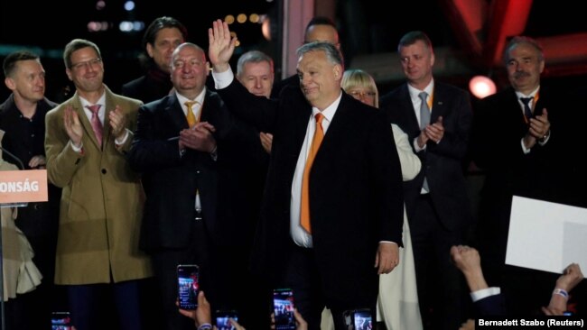 Viktor Orban, premijer Mađarske, pozdravlja svoje pristalice iz partije Fides na skupu u Budimepešti pred proglašenje izborne pobede koju su ostvarili na izborima održanim u nedelju, 3. aprila 2022.