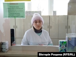 Галина Бойко, працівниця місцевої аптеки у Бердянську, розповідає про надважку ситуацію з ліками у місті. Березень 2022 року