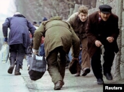 Așa se mergea pe stradă la Sarajevo în anii asediului. Inclusiv de Ziua Femeii, la 8 martie 1993.