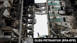 تصویری آرشیوی از ساختمانی مسکونی در اطراف کی‌یف که بر اثر حملات نیروهای روسیه ویران شده است
