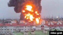 Depozit de combustibil distrus în orașul rus Belgorod, vineri, 1 aprilie 2022.