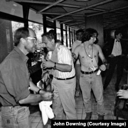 Kurt Schork, a Reuters tudósítója (balra) és Thomas Hurst (jobbra) segít egy orvlövész által eltalált férfinek a szarajevói Holiday Innben 1992-ben