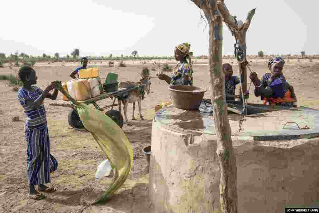Семья пользуется колодцем недалеко от реки Сенегал в Матаме, 11 марта 2022 года. Это на границе Мавритании и Сенегала. Река Сенегал является спасательным кругом для общин, живущих на ее берегах, обеспечивая их водой для сельского хозяйства, рыболовства и домашней жизни.&nbsp;
