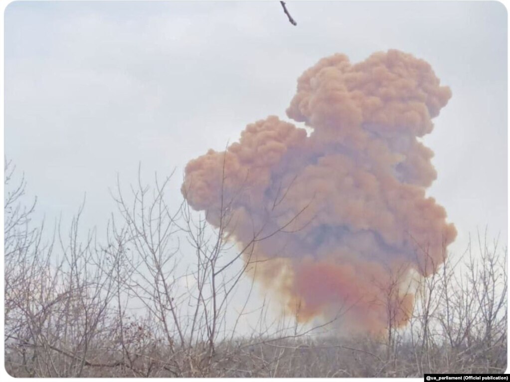 Toksični oblak dima uzdiže se iznad Rubizne u ukrajinskoj regiji Lugansk, kako pokazuje fotografija sa društvenih mreža koje je objavio ukrajinski parlament 5. aprila.