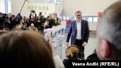 Presednik Srbije i lider SNS-a Aleksandar Vučić na glasačkom mestu na izborima 2022. godine