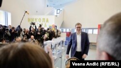 "Ukrajinski rat pomogao je Vučiću da učvrsti svoju vladarsku poziciju, jer je sve unutrašnje sporove i opoziciona "zakeranja" gurnuo u treći plan, ali sada ta "usluga" mora i da se vrati", piše Pančić (Foto: Aleksandar Vučić nakon glasanja na izborima 3.aprila 2022)