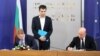Премиерът Кирил Петков наблюдава как Атанас Бостанджиев (вдясно) от Gemcord и Майкъл Хюит от IP3 подписват меморандума на 23 март в Министерския съвет.