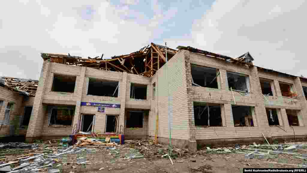 Місцева школа, пошкоджена в результаті російського обстрілу, у селі Кухарі на Київщині. 30 березня 2022 року
