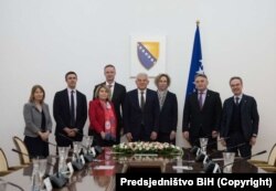 Bosnyák vezetők és EBESZ-képviselők a helyi reformokról tartott tárgyalás után, 2022. április 4-én. Boszniában az EBESZ a diszkrimináció, az embercsempészet ellen és többek között a választások tisztaságáért és a környezetvédelem érdekében segít fellépni