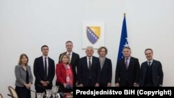 Džaferović (četvrti zdesna) i Komšić (drugi zdesna) sa šefovima stalnih misija u OSCE-u, Sarajevo, 4. april 2022. 