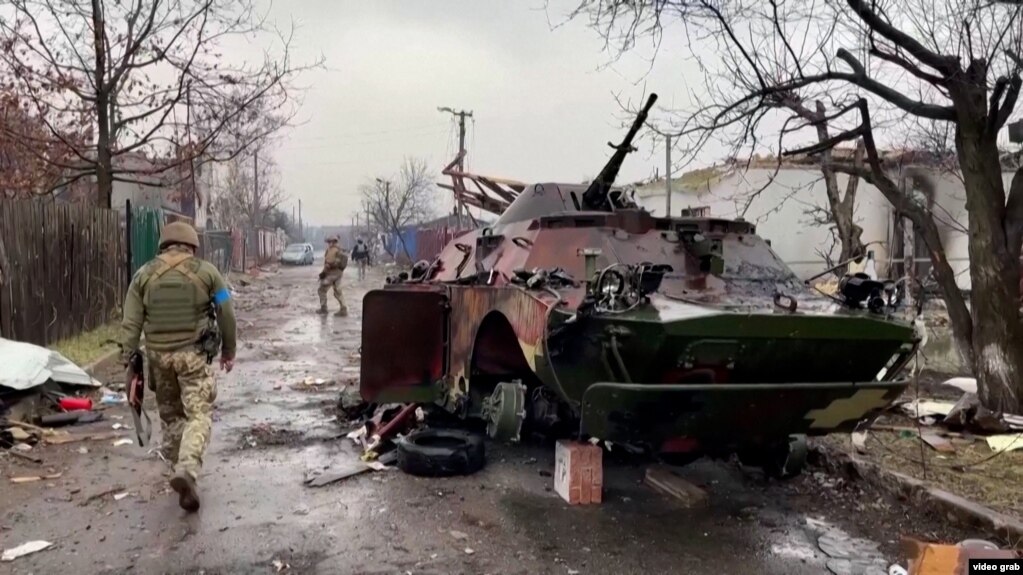 Сожженная техника в освобожденном пригороде Киева